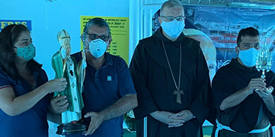 Dankbar und froh ist Bahlmann (dritter von links), dass seit der vergangenen Woche ein zweites Krankenhausschiff auf dem Amazonas im Einsatz ist.