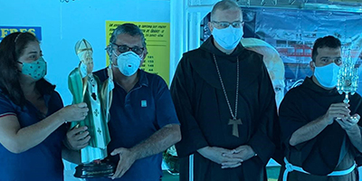 Dankbar und froh ist Bahlmann (dritter von links), dass seit der vergangenen Woche ein zweites Krankenhausschiff auf dem Amazonas im Einsatz ist. Dankbar und froh ist Bahlmann (dritter von links), dass seit der vergangenen Woche ein zweites Krankenhausschiff auf dem Amazonas im Einsatz ist.