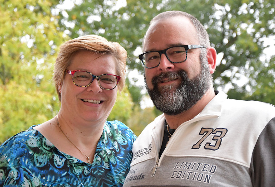 Claudia und Andreas Ruppert stehen nebeneinander und lächeln in die Kamera.