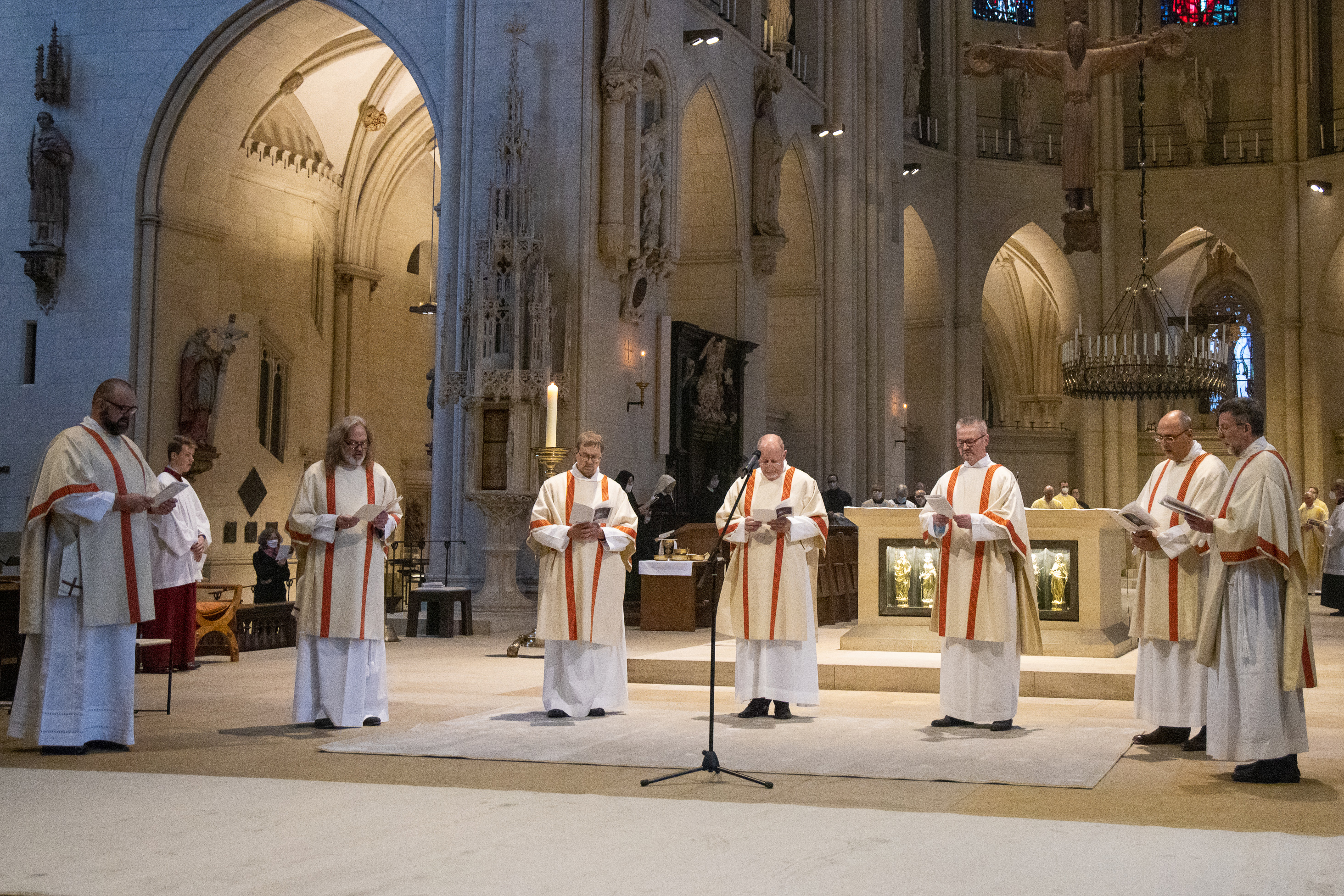 Die neu geweihten Diakone stehen im Halbrund im Altarraum:Andreas Ruppert, Martin Malaschinsky, Johannes Kronenberg, Thomas Königkamp, Wolfgang Assing, Christian Kott und Siegfried Löckener. 