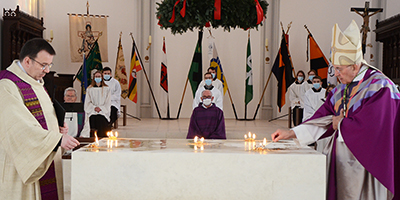 Bischof Felix Genn weiht neuen Altar in der Bocholter Josefkirche Bischof Felix Genn weiht neuen Altar in der Bocholter Josefkirche