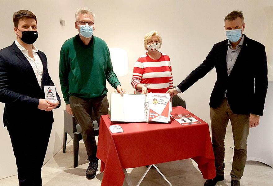 Palais-Vest-Center-Manager Felix Veltel, Kreisdekanatsgeschäftsführer Marc Gutzeit, Gisela Verstege, Leiterin des evangelischen Fliednerkindergartens, und Bürgermeister Christoph Tesche (von links) halten den Ordner mit den Kinderwünschen in der Hand.