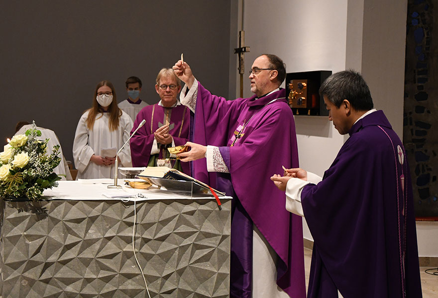 Erstmals feierten Pfarrer Reinhard Vehring, Weihbischof Rolf Lohmann und Pfarrer Paulus Dinh Dung Phan gemeinsam mit den Gottesdienstbesuchern die Eucharistie am neuen Altar.