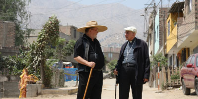 Bischof Dr. Felix Genn (rechts) besuchte im Frühjahr 2019 den aus Riesenbeck stammenden Bischof Norbert Strotmann in Lima.
