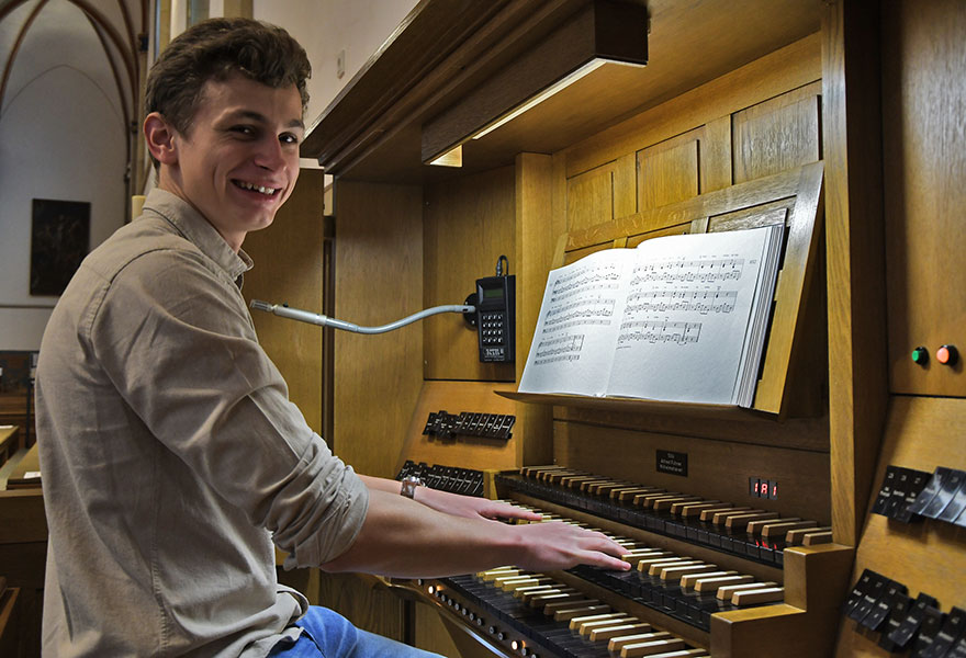 Julius Kloppenburg sitzt am Spielttisch der Orgel in Lüdinghausen.