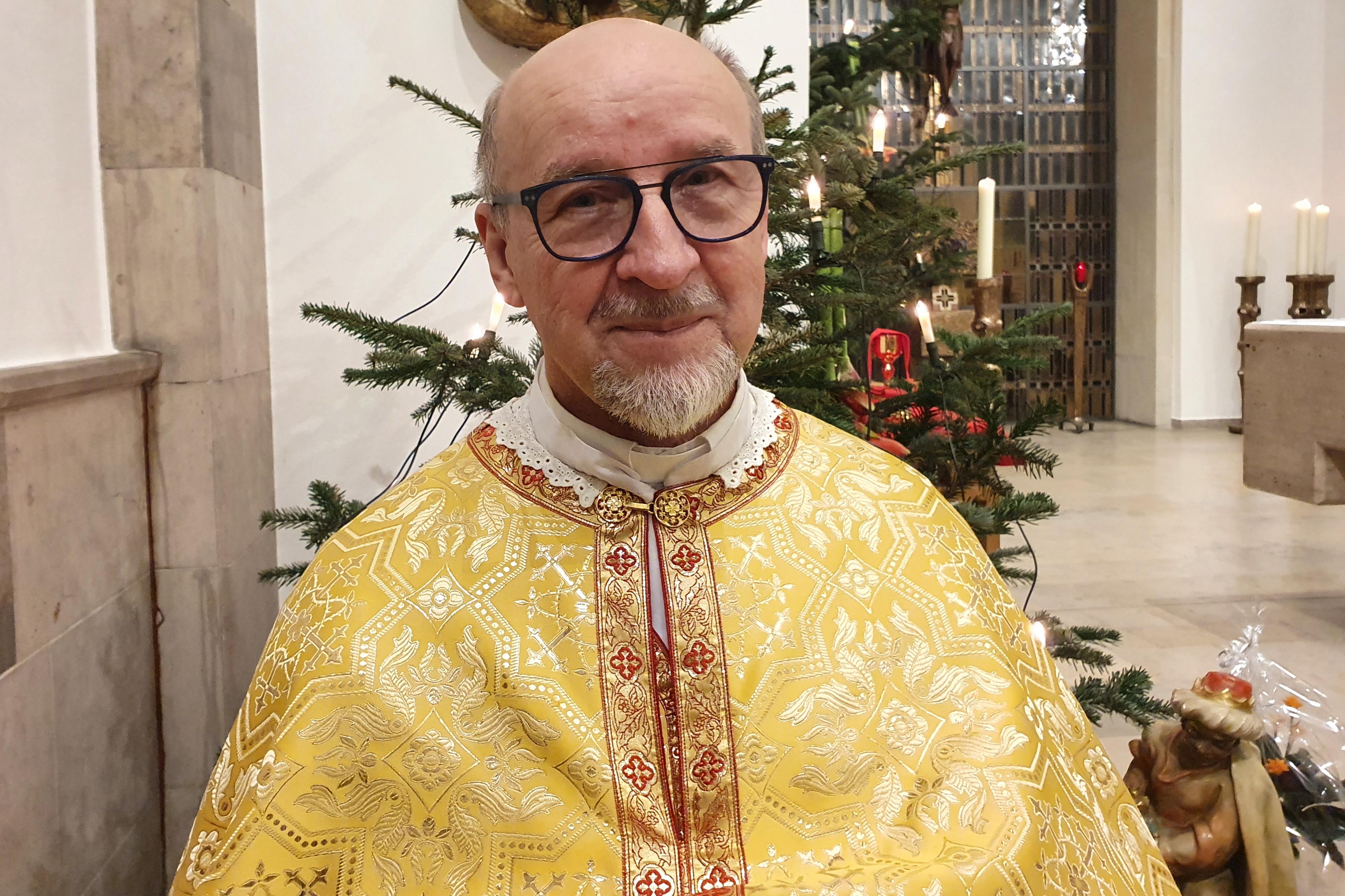 Pfarrer Myron Molczko im goldfarbenen Messgewand