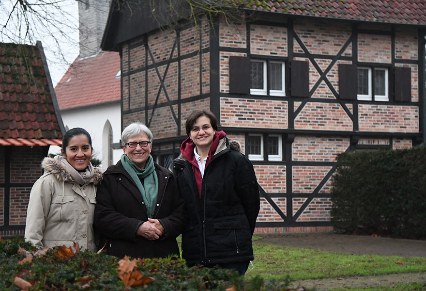 Schwester Zuleyma Huanca, Schwester Isabel Nadal und Schwester Gabriele Quezada (von links) stehen vor einem Fachwerkhaus in der Venne.
