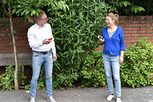 Daniel Gewand (Kreisdekanat Coesfeld) und Maleen Knorr (Ev. Kirchenkreis Steinfurt-Coesfeld-Borken) stehen nebeneinander und lachen. Daniel Gewand (Kreisdekanat Coesfeld) und Maleen Knorr (Ev. Kirchenkreis Steinfurt-Coesfeld-Borken) stehen nebeneinander und lachen.