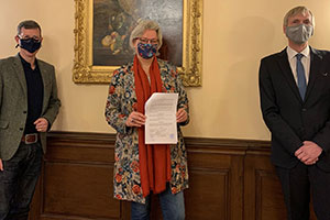 Bürgermeister Dr. Dietmar Thönnes, Beigeordnete Doris Block und Dr. William Middendorf stehen mit Abstand nebeneinander.