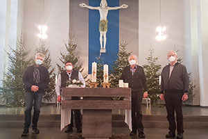 Der Vorsitzende Gustav Peters und sein Stellvertreter Georg Möllers (von rechts) vom Stadtkomitee der Katholiken sowie Marc Gutzeit, Geschäftsführer des Stadtkomitees (links), und Pastor Oliver Paschke stehen am Altar, auf dem die beiden Kerzen zu sehen sind. Der Vorsitzende Gustav Peters und sein Stellvertreter Georg Möllers (von rechts) vom Stadtkomitee der Katholiken sowie Marc Gutzeit, Geschäftsführer des Stadtkomitees (links), und Pastor Oliver Paschke stehen am Altar, auf dem die beiden Kerzen zu sehen sind.