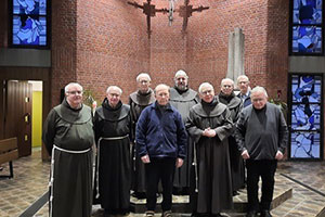 Die Franziskaner haben sich zu einem Gruppenbild in der Klosterkirche aufgestellt.