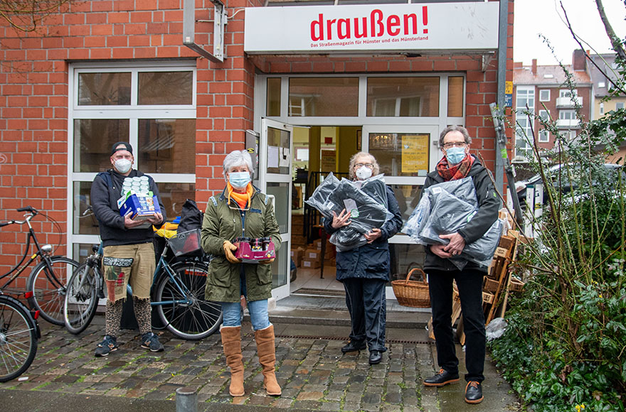 Raffael Köchling vom Verein „draußen!“ freut sich über die Spenden, die Ingrid Hove, Maria Scheper und Ludger Hove (von links) vom Team der „Offenen Weihnacht“ bringen. 