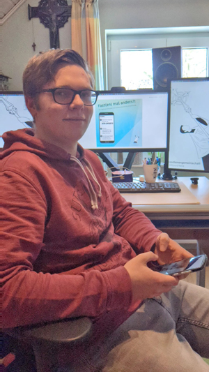 Janis Jaspers sitzt vor seinem Computer. Janis Jaspers sitzt vor seinem Computer.