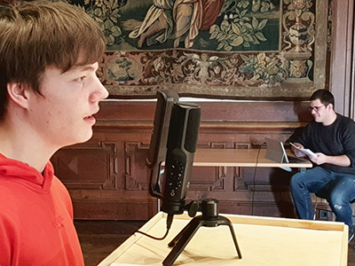 Jugendlicher und Burgkaplan Ralf Meyer Jugendlicher und Burgkaplan Ralf Meyer