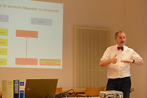 Ulrich Richartz hält einen Vortrag.