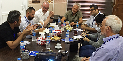 Zusammen mit Pater Joseph (rechts) war Pfarrer und Kreisdechant Dr. Jochen Reidegeld (3. von links) 2019 bei seinem bislang letzten humanitären Einsatz im Nordirak und Syrien unterwegs.