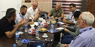 Zusammen mit Pater Joseph (rechts) war Pfarrer und Kreisdechant Dr. Jochen Reidegeld (3. von links) 2019 bei seinem bislang letzten humanitären Einsatz im Nordirak und Syrien unterwegs. Zusammen mit Pater Joseph (rechts) war Pfarrer und Kreisdechant Dr. Jochen Reidegeld (3. von links) 2019 bei seinem bislang letzten humanitären Einsatz im Nordirak und Syrien unterwegs.