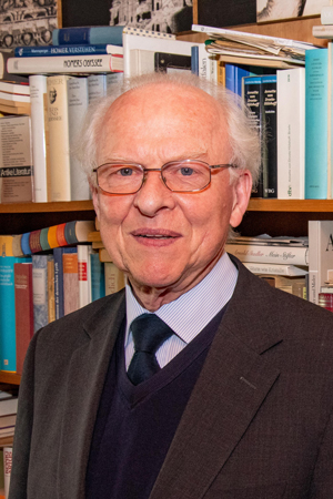 In der Straelener Wohnung von Pastor Heinrich Valentin ragen an den Wänden Bücherregale empor. In der Straelener Wohnung von Pastor Heinrich Valentin ragen an den Wänden Bücherregale empor.