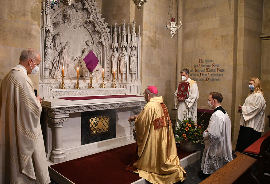 Weihbischof Hegge kniet vor dem Altar in der Sterbekapelle.