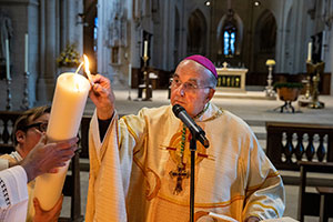 Bischof Felix Genn entzündet die Osterkerze.