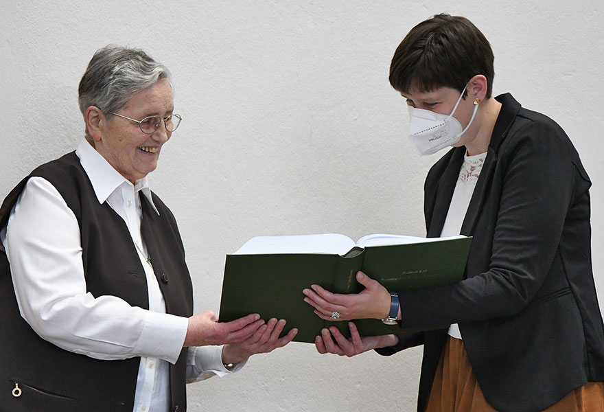 Anna Krabbe (rechts) blättert gemeinsam mit Schwester Gertrud Winnemöller durch einen Band des Findbuchs.