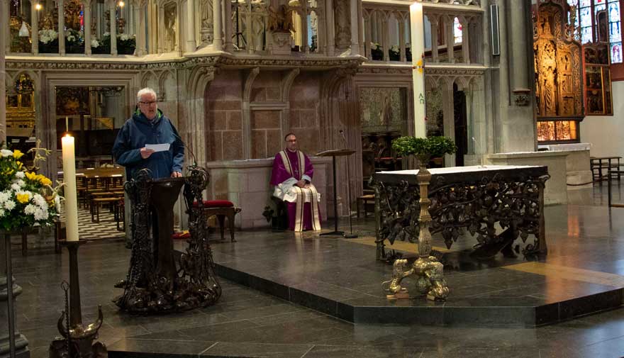 Wolfgang Feldmann (links) betonte in dem Abendgebet mit Weihbischof Rolf Lohmann, dass es der Kirche ein Anliegen ist, Menschen in schwierigen Situationen zu begleiten.