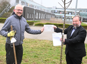 Thomas Kamp-Deister überreicht Urkunde und Plakette „Ökofaire Einrichtung Familienbildungsstätte Bocholt Level II“ an Ulrik Störzer 