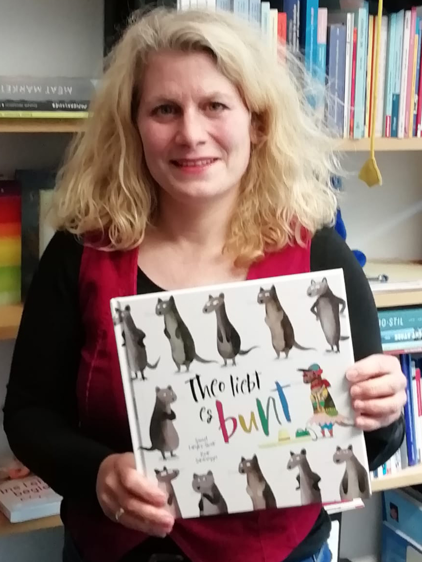 Aki Wantia mit einem Buch in den Händen vor einem Bücherregal Aki Wantia mit einem Buch in den Händen vor einem Bücherregal