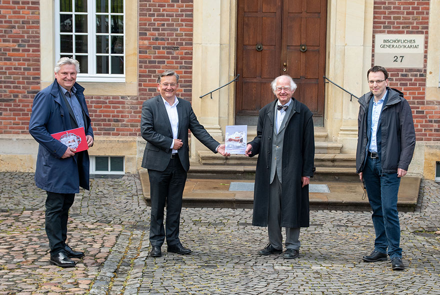 Im Beisein von Stephan Kube (links) und Martin Kaspar (rechts) überreichte Prof. Dr. Johann Michael Fritz (2. von rechts) die Publikation an Dr. Ralf Hammecke. 