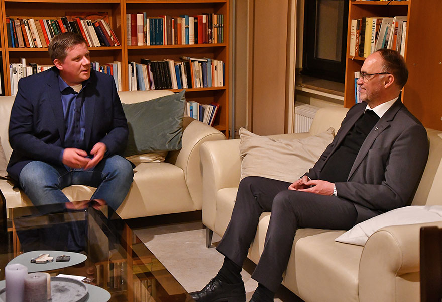 Bürgermeister Andreas Stegemann (links) und Weihbischof Rolf Lohmann sitzen über Eck und unterhalten sich.