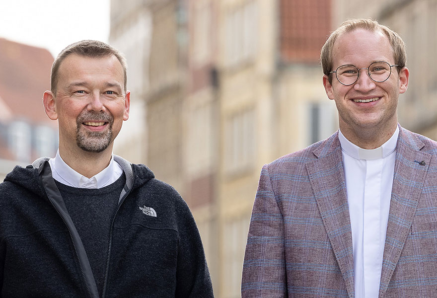 Christian Fechtenkötter und Lars Schlarmann stehen nebeneinander auf dem Prinzipalmarkt in Münster.