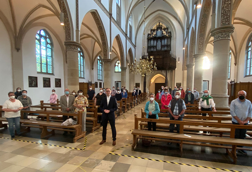 Die Mitglieder der Gremien und das Seelsorgeteam stehen mit Dr. Oliver Rothe in der Kirche.