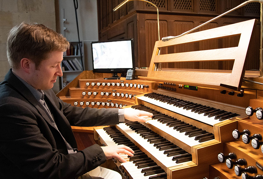 Lukas Maschke spielt an der Orgel.
