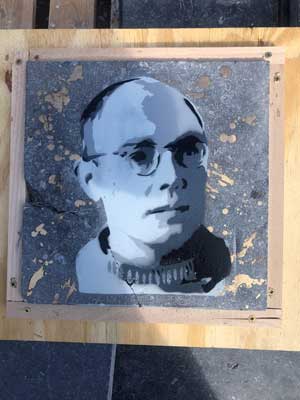Mika Springwald arbeitet an einem Porträt von Karl Leisner. Mika Springwald arbeitet an einem Porträt von Karl Leisner.