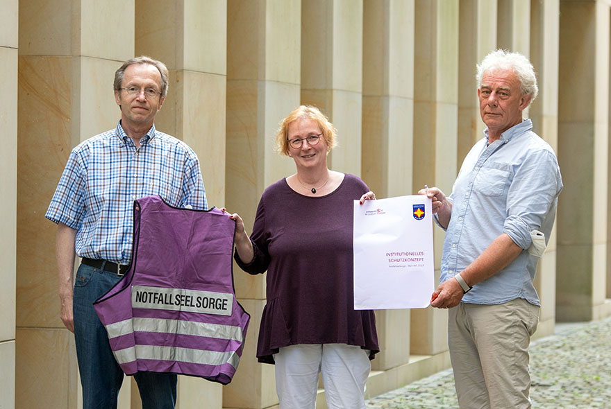 Mit der Unterzeichnung durch Maria Bubenitschek, Donatus Beisenkötter (rechts) und Bernd Kersken ist das ISK in Kraft getreten.
