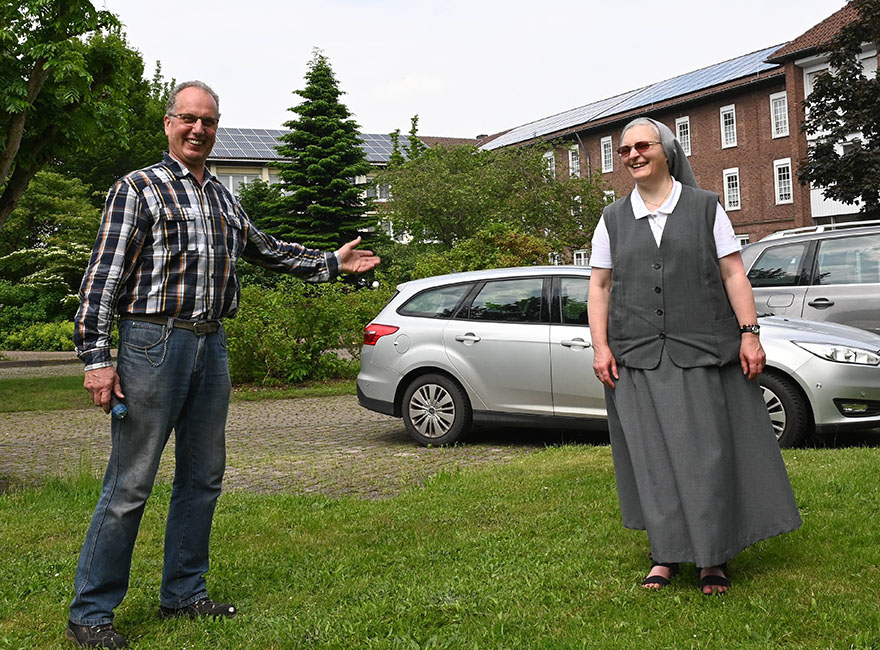 Schwester Amanda Steffen (rechts) und Hubert Brüggemann (links) sind sehr zufrieden mit ihrer PV-Anlage. 