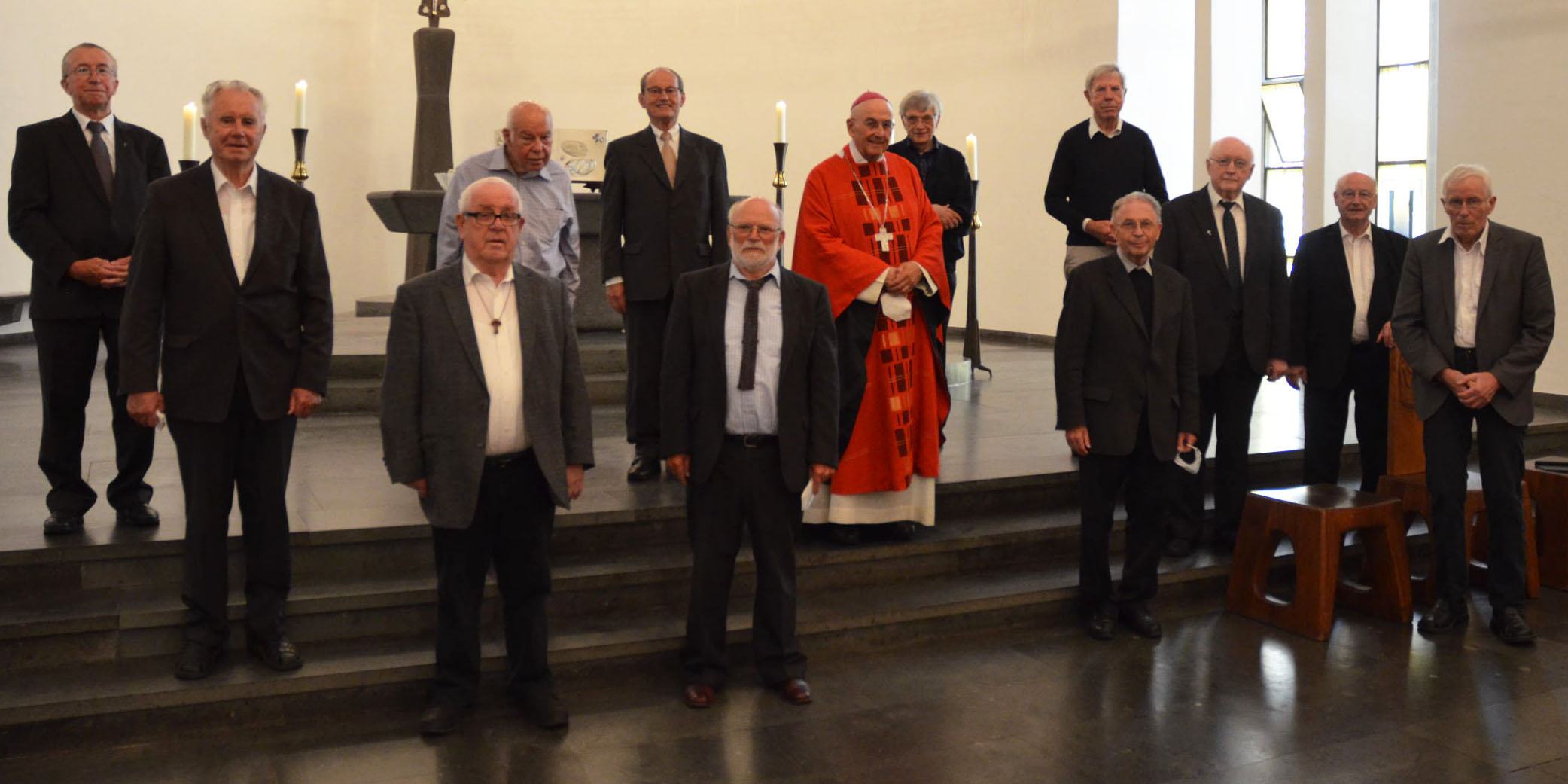 Gruppenbild von Bichof Genn im Messgewand und zwölf Priestern