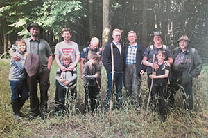 Väter und Söhne haben sich zum Gruppenbild aufgestellt.