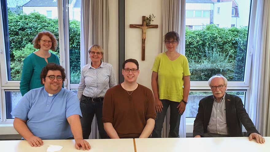 Gruppenfoto mit jeweils drei Frauen und Männern.