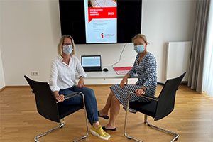 Andrea Stachon-Groth, Leiterin der Ehe-, Familien- und Lebensberatung, und Fortbildungsreferentin Annette Hopf (rechts) sitzen nebeneinander an einem Tisch, auf dem ein aufgeklappter Laptop steht. Dessen Bildschirm zeigt das Titelblatt des aktuellen Fortbildungsprogramms, das außerdem auf einen Monitor an der Wand projiziert wird. Andrea Stachon-Groth, Leiterin der Ehe-, Familien- und Lebensberatung, und Fortbildungsreferentin Annette Hopf (rechts) sitzen nebeneinander an einem Tisch, auf dem ein aufgeklappter Laptop steht. Dessen Bildschirm zeigt das Titelblatt des aktuellen Fortbildungsprogramms, das außerdem auf einen Monitor an der Wand projiziert wird.