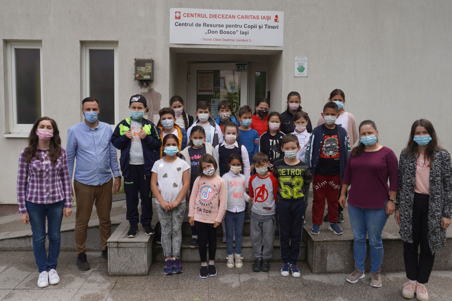 Gruppenbild von Kindern und Betreuern vor dem Eingang der Einrichtung