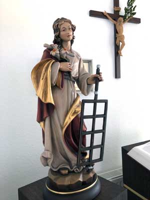 Eine Heiligenstatue Eine Heiligenstatue