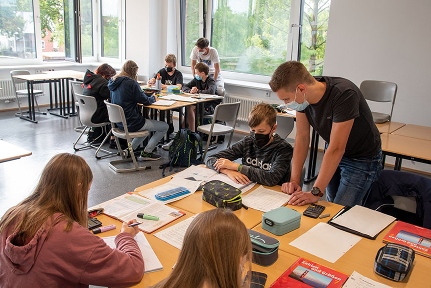 In kleinen Lerngruppen wiederholen rund 140 Friedensschülerinnen und -schüler bei der „Summer School“ Unterrichtsstoff, den sie pandemiebedingt verpasst haben. 