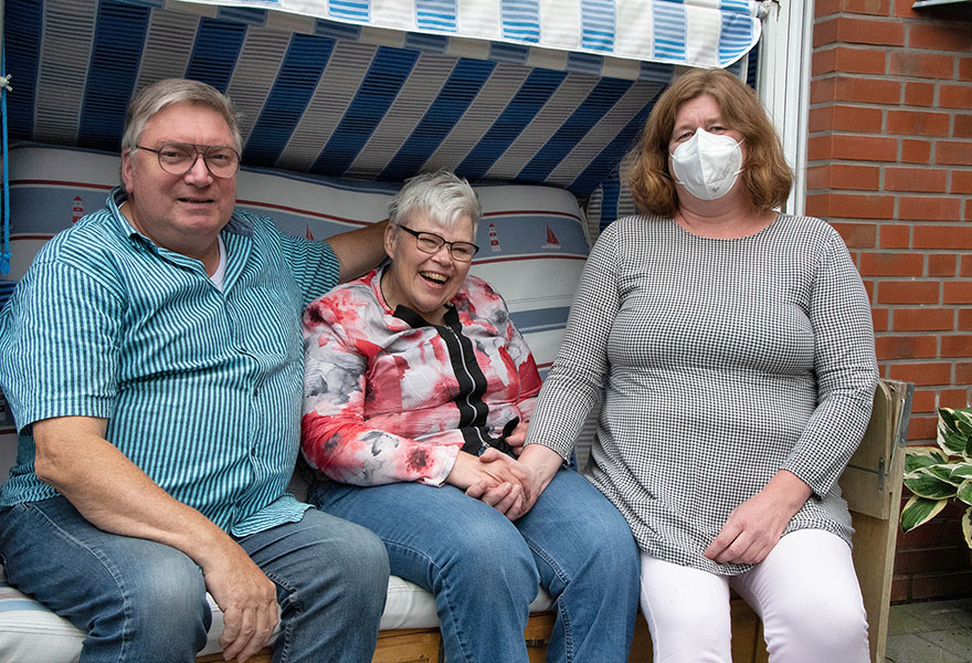 Siegfried Brömmelhaus, Ulrike Ladberg und Kerstin Berks sitzen nebeneinander im Strandkorb und lachen in die Kamera.