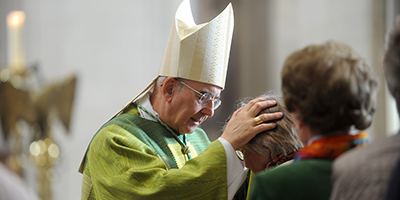 Bischof Genn segnet Trauernde