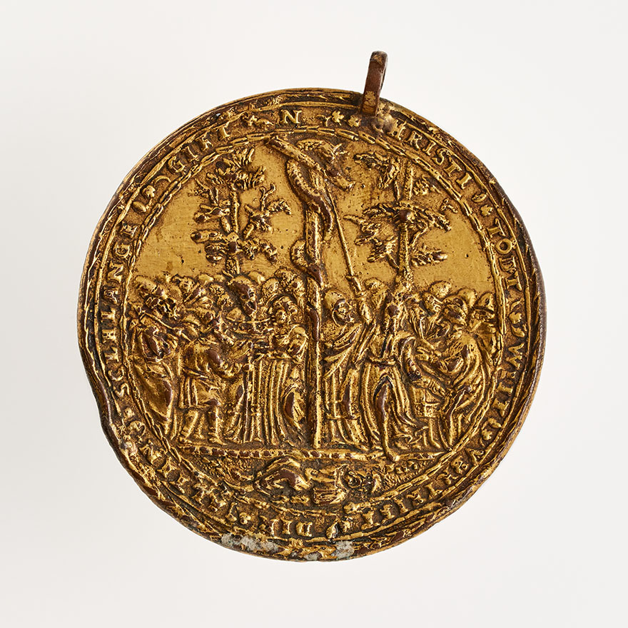 Die Pestmedaille aus Edelmetall aus dem Jahr 1539 gehört zum Inventar der Domkammer und ist eines der Exponate, das die Studierenden auf jüdische Ursprünge untersucht haben. 