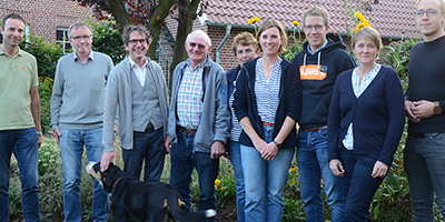 Sind zusammen stolz auf das Blühstreifen-Projekt: Vertreter des Kirchenvorstandes von St. Remigius mit Vertretern des Bistums Münster und der Familie Jünck-Brun.
