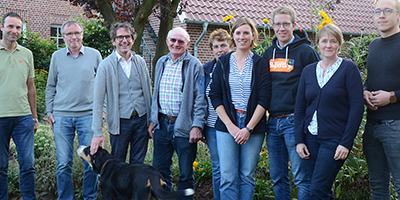 Sind zusammen stolz auf das Blühstreifen-Projekt: Vertreter des Kirchenvorstandes von St. Remigius mit Vertretern des Bistums Münster und der Familie Jünck-Brun. Sind zusammen stolz auf das Blühstreifen-Projekt: Vertreter des Kirchenvorstandes von St. Remigius mit Vertretern des Bistums Münster und der Familie Jünck-Brun.