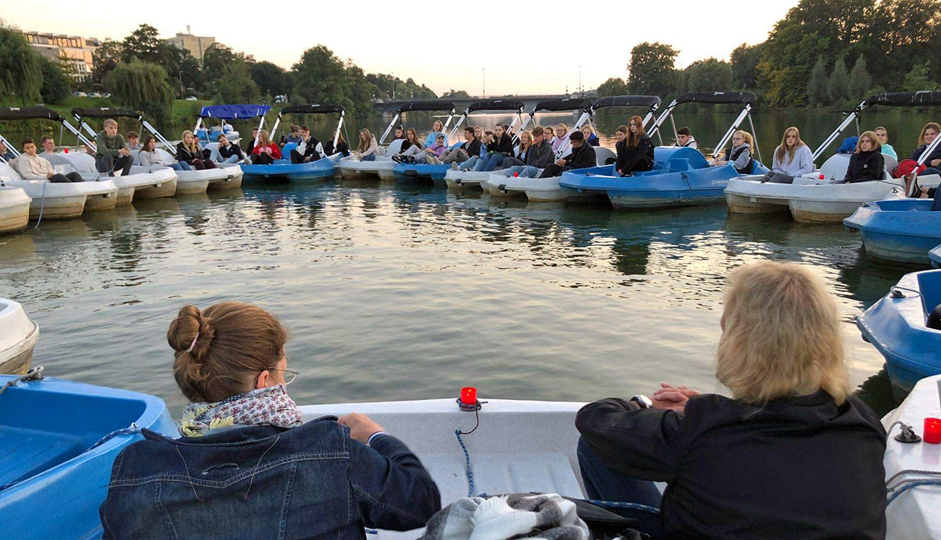 Firmlinge starten in Tretbooten auf dem Aasee Bistum Münster