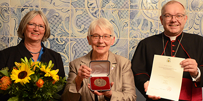 Gertrud Rothmit Weihbischof Hegge (rechts) und Judith Everding (links)